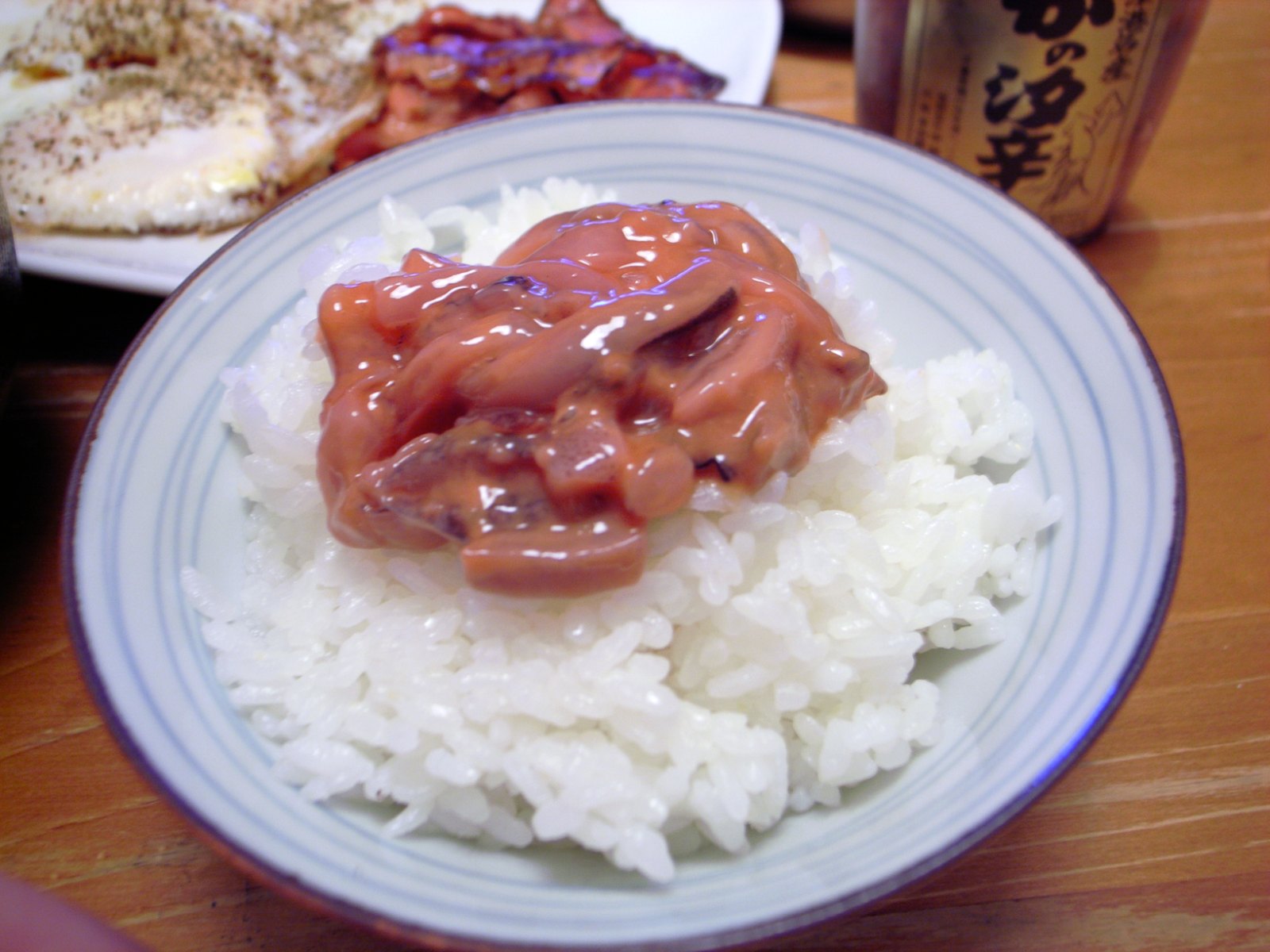 ご飯にのせたイカの塩辛。めふんも同じように食べる（写真はイカの塩辛）