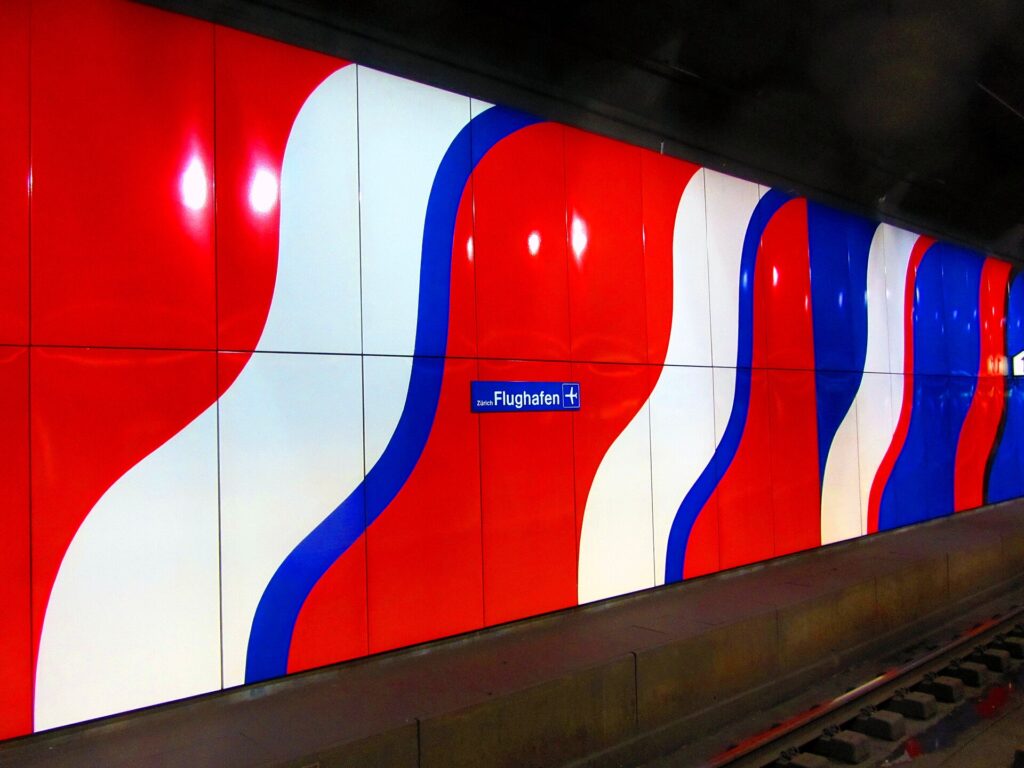 空港駅ホームの赤白の壁画