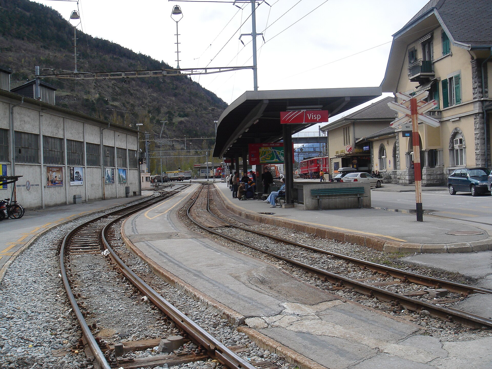 フィスプ駅に停まる赤い登山電車
