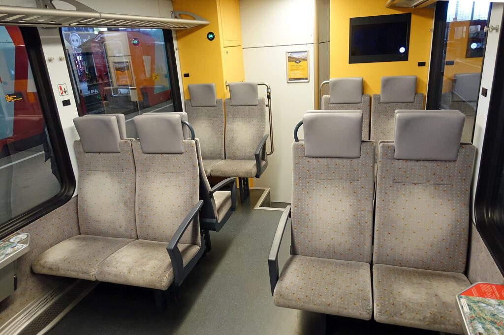 登山電車の車内