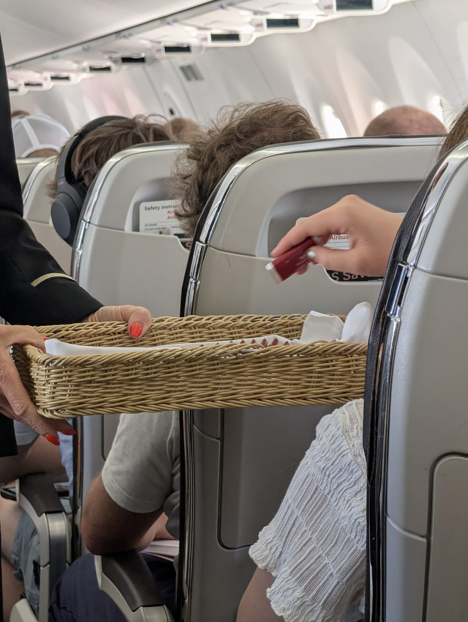 機内で配られるチョコレートのかご