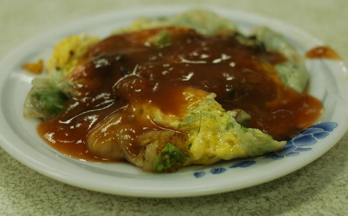 皿に盛った蚵仔煎。青菜が透けて見える