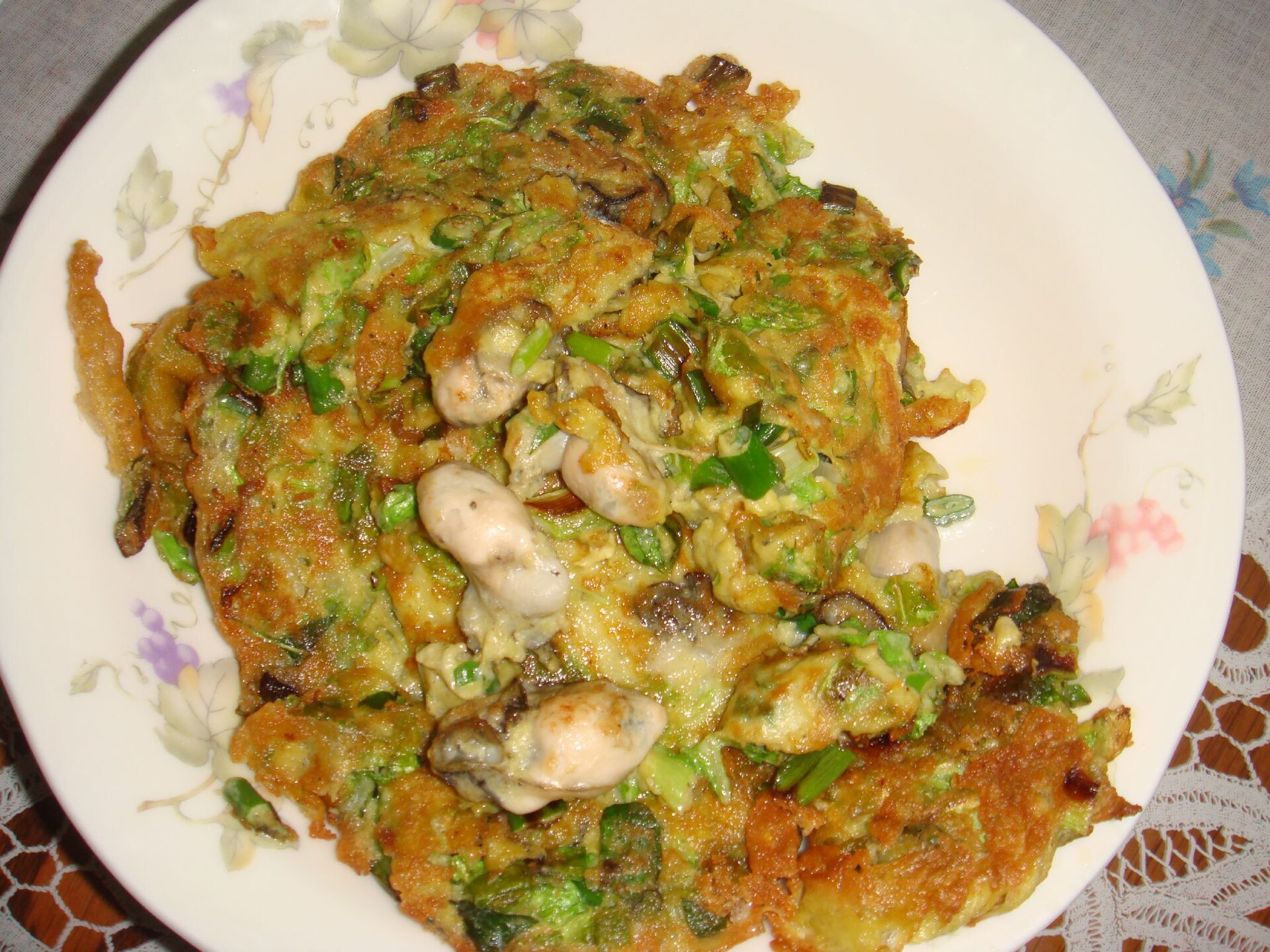 タレをかける前の蚵仔煎。小粒の牡蠣と卵、青菜が見える