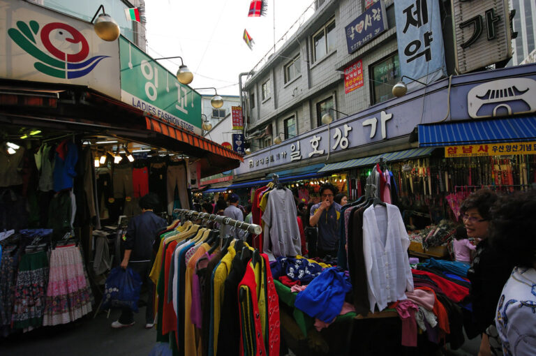 南大門市場の衣料品店並び