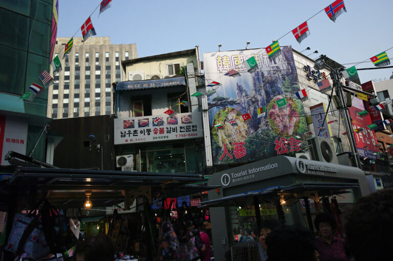 南大門市場のカラフルな看板街