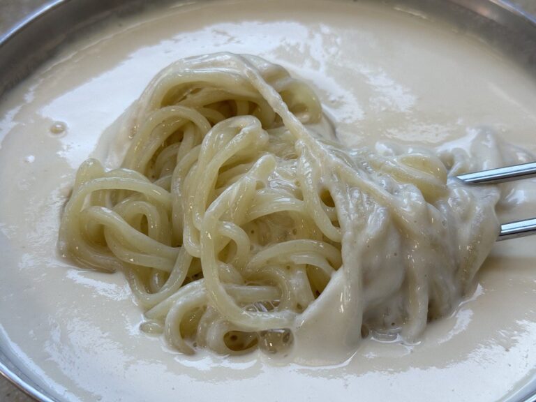 カルグクス。麺を持ち上げる場面で料理を識別可能