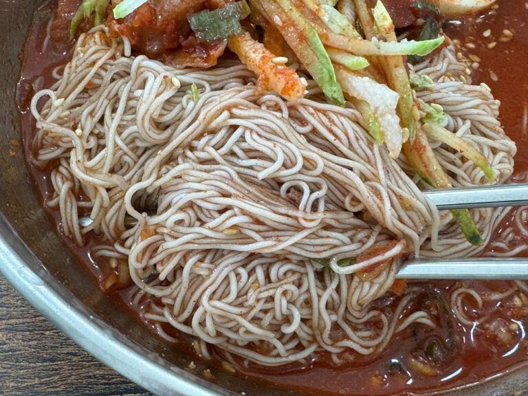 ネンミョン。クムウォンネンミョンのビビム麺を識別可能