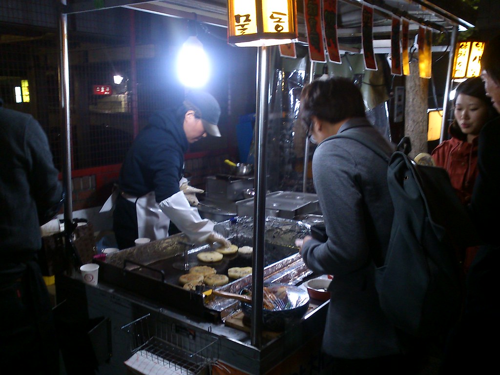 ホットク。屋台での調理場面