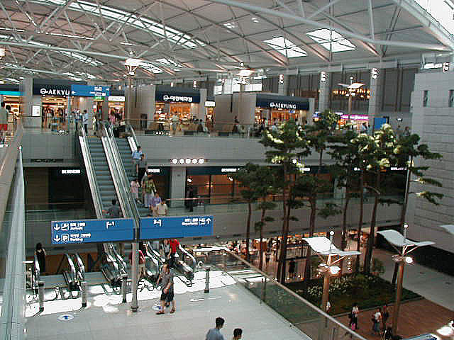 仁川空港ターミナル内部。出発ロビーのエスカレーター・案内表示