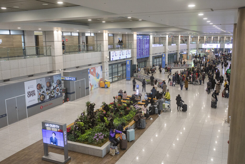 仁川空港ターミナル1到着ロビー、通路を歩く人の流れ