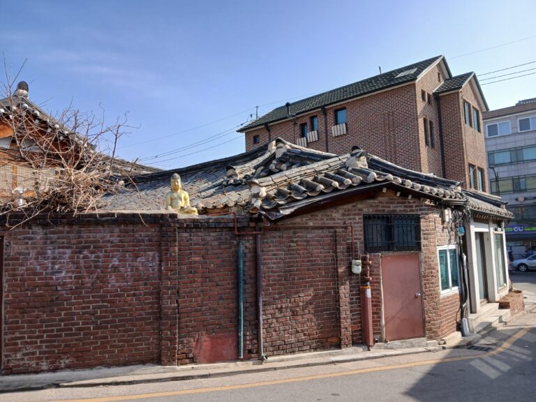 赤レンガ塀に囲まれた韓屋の路地