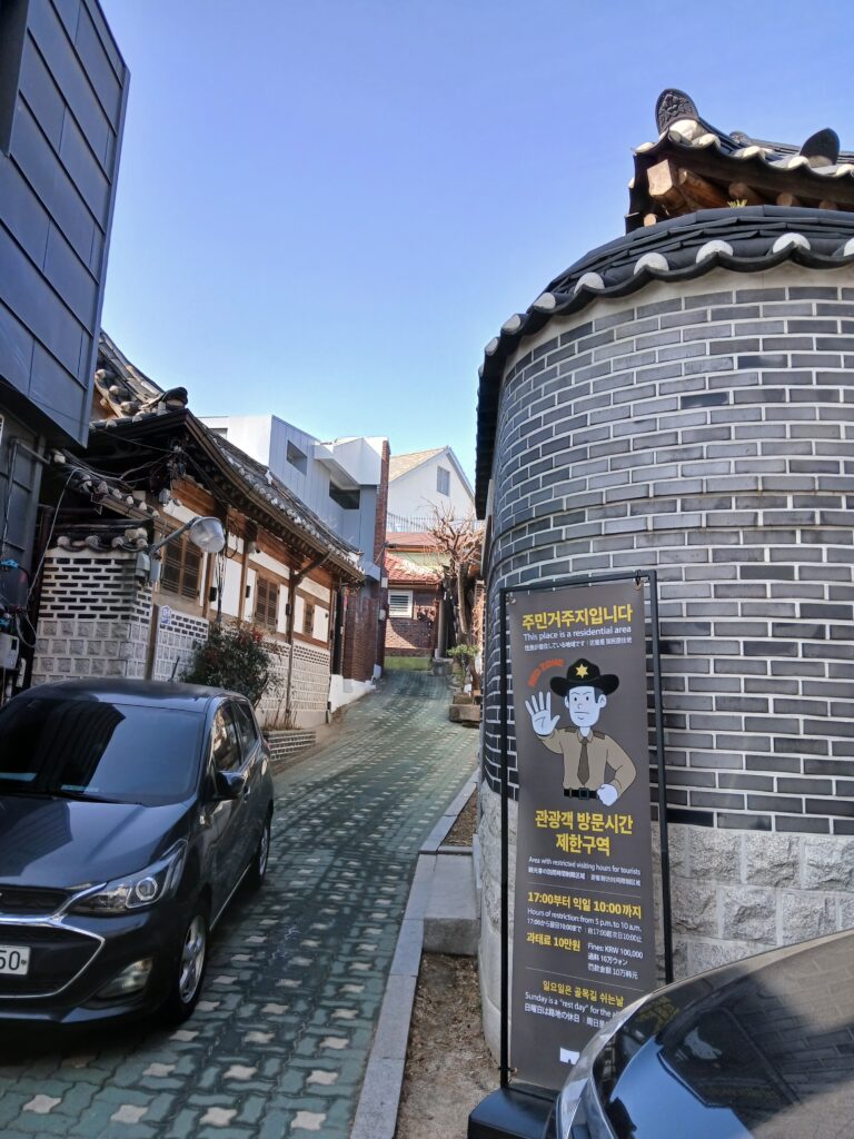 瓦屋根が連なる韓屋の路地裏