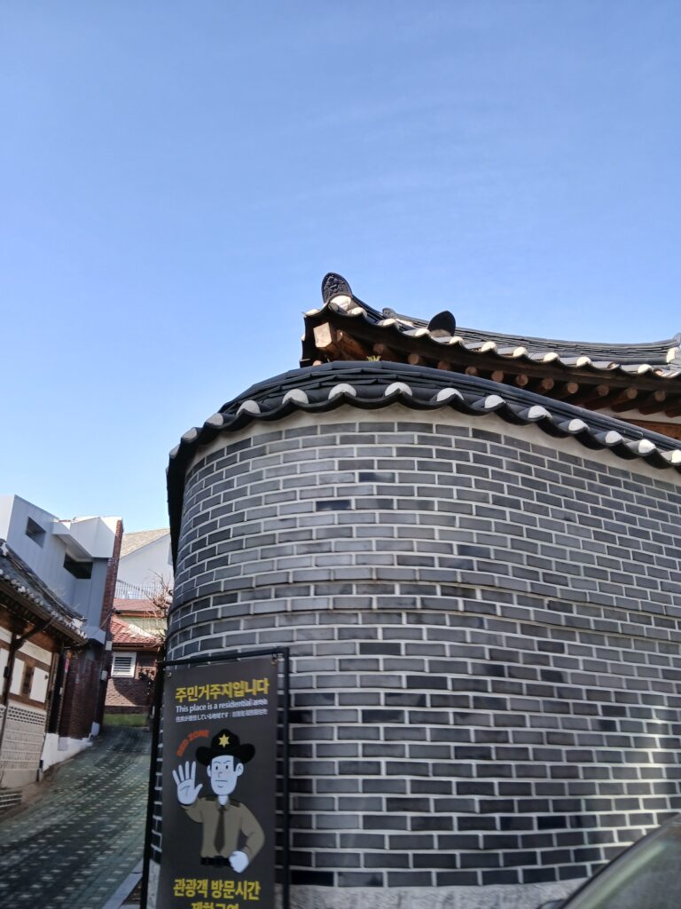 石垣と瓦屋根が織りなす坂道