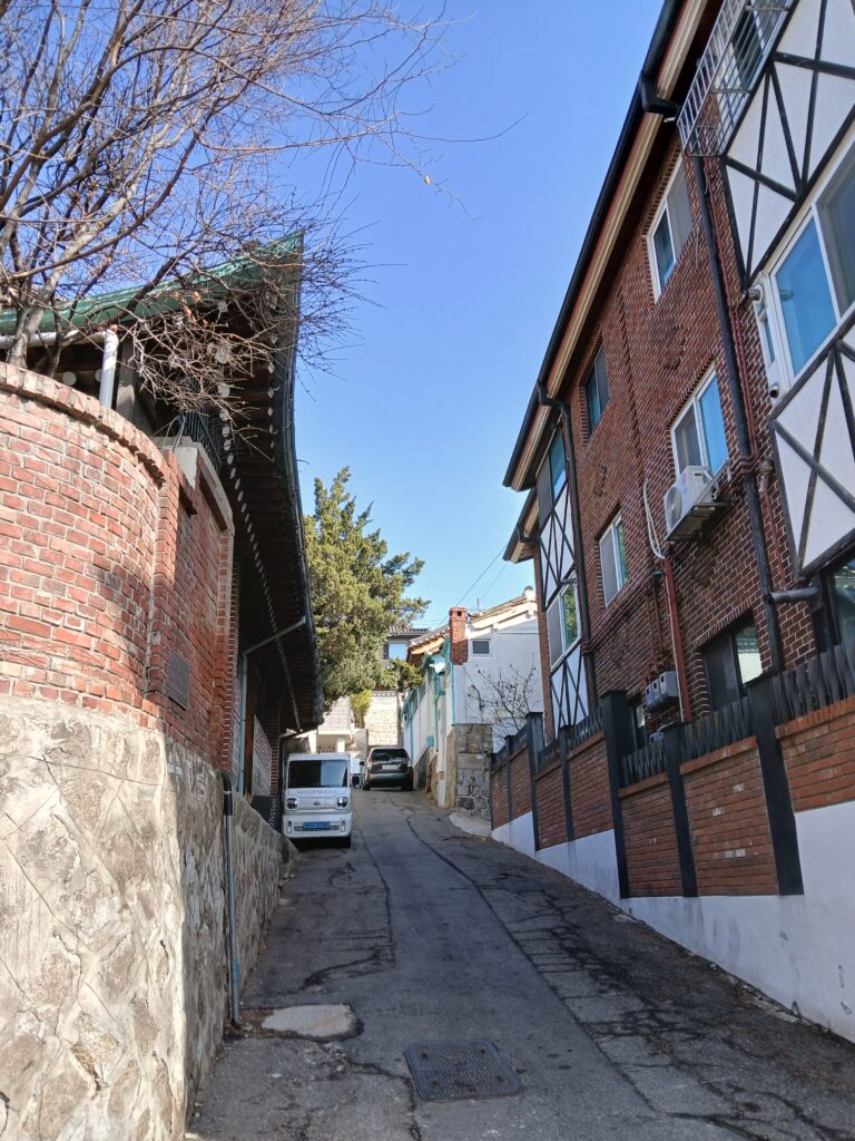 細い路地から見上げる韓屋の甍