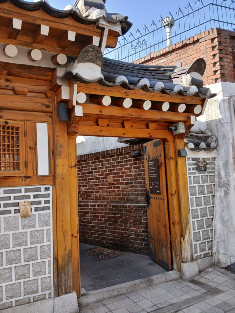 木製の門と韓屋の外壁