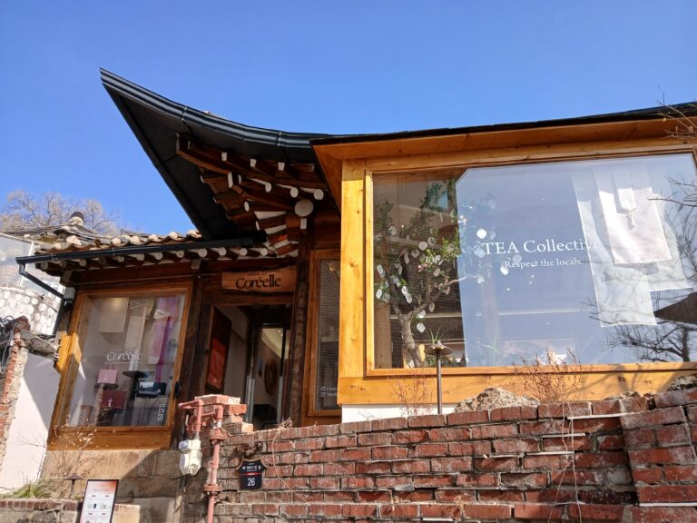 カフェに改装された韓屋の店先