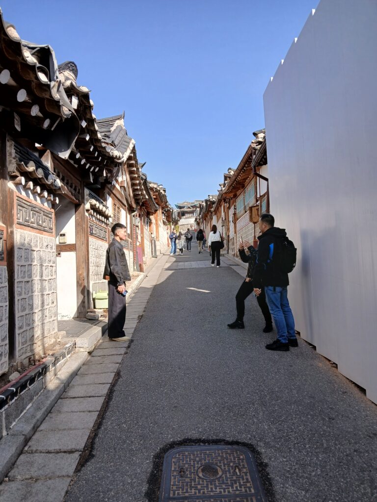 細い坂道を歩く観光客