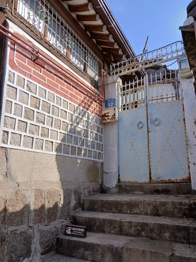 北村八景を示す標識のある路地