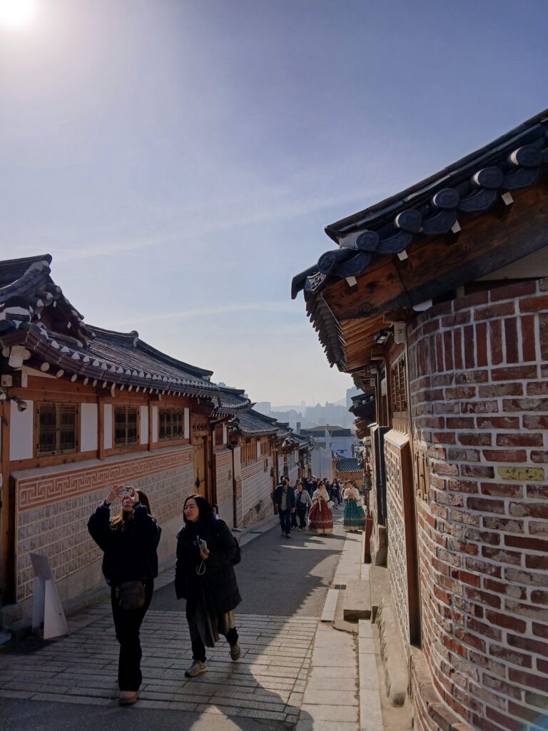 北村の路地を歩く観光客の後ろ姿