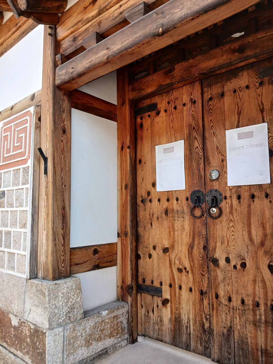 掲示物が貼られた木戸