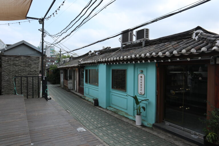 水色に塗られた韓屋カフェの外壁