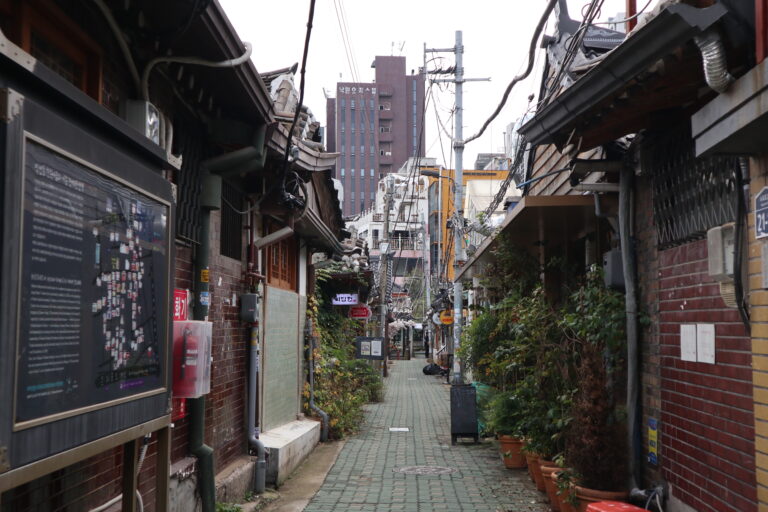黒い外壁の韓屋店舗が並ぶ通り