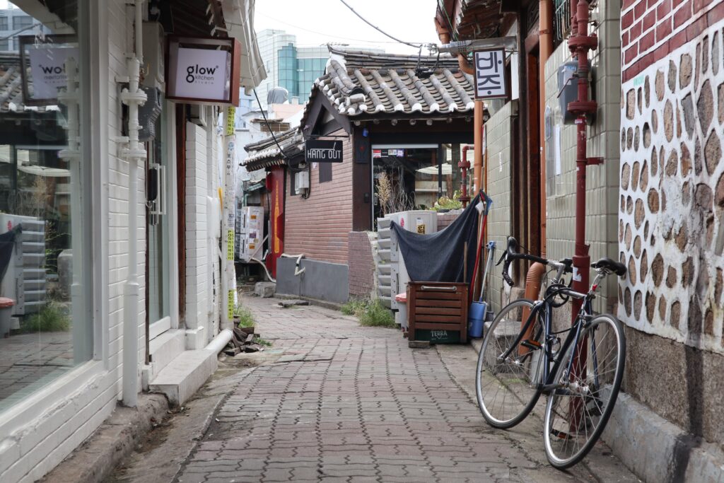 自転車が停められた路地の奥