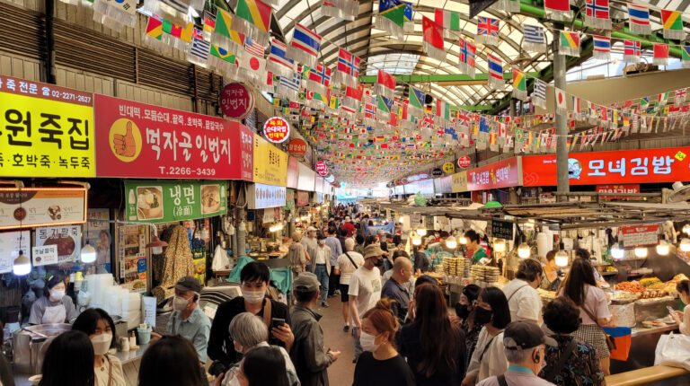 色とりどりの旗が飾られた市場の入口