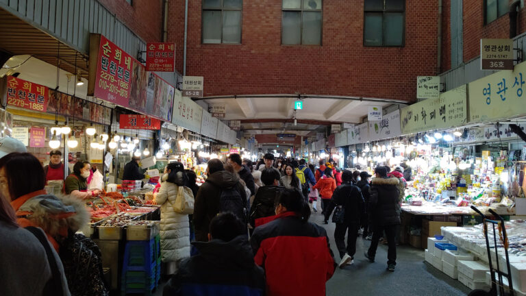 混み合う市場のアーケード通路