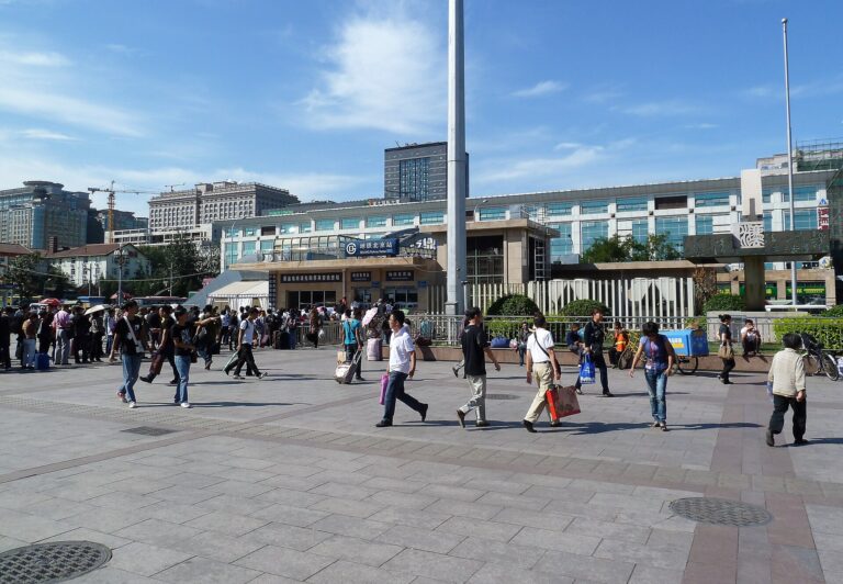北京駅周辺の広場と現代的な建物