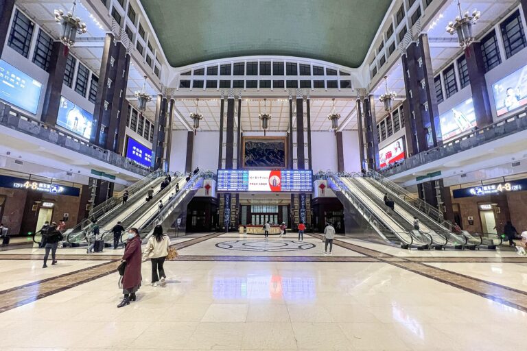 北京駅のコンコースとエスカレーター