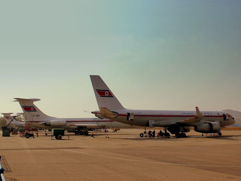 駐機場に停まる高麗航空の旅客機