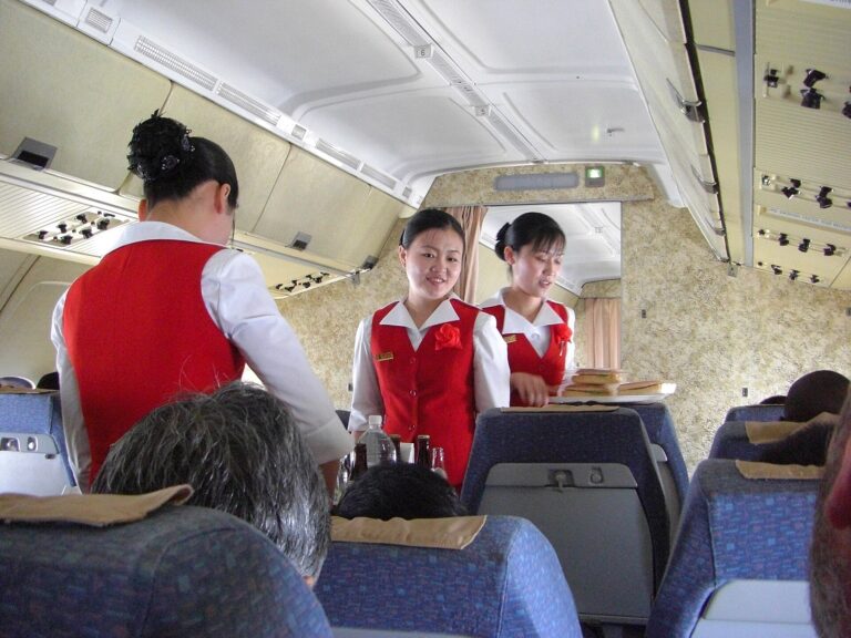 赤い制服の客室乗務員