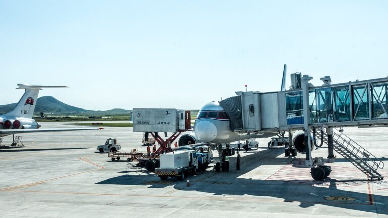 ボーディングブリッジに接続された機体