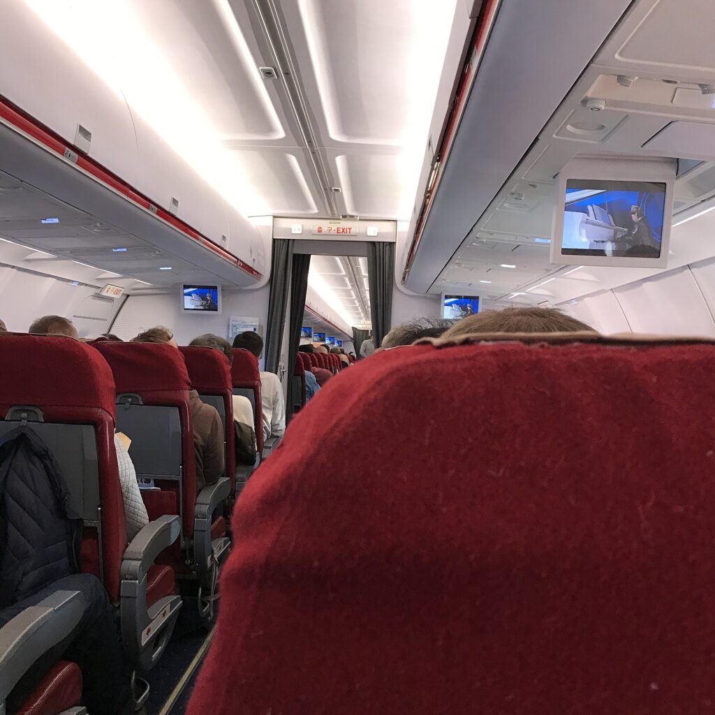 機内の通路と乗客