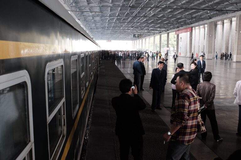 列車の車両とホームの人
