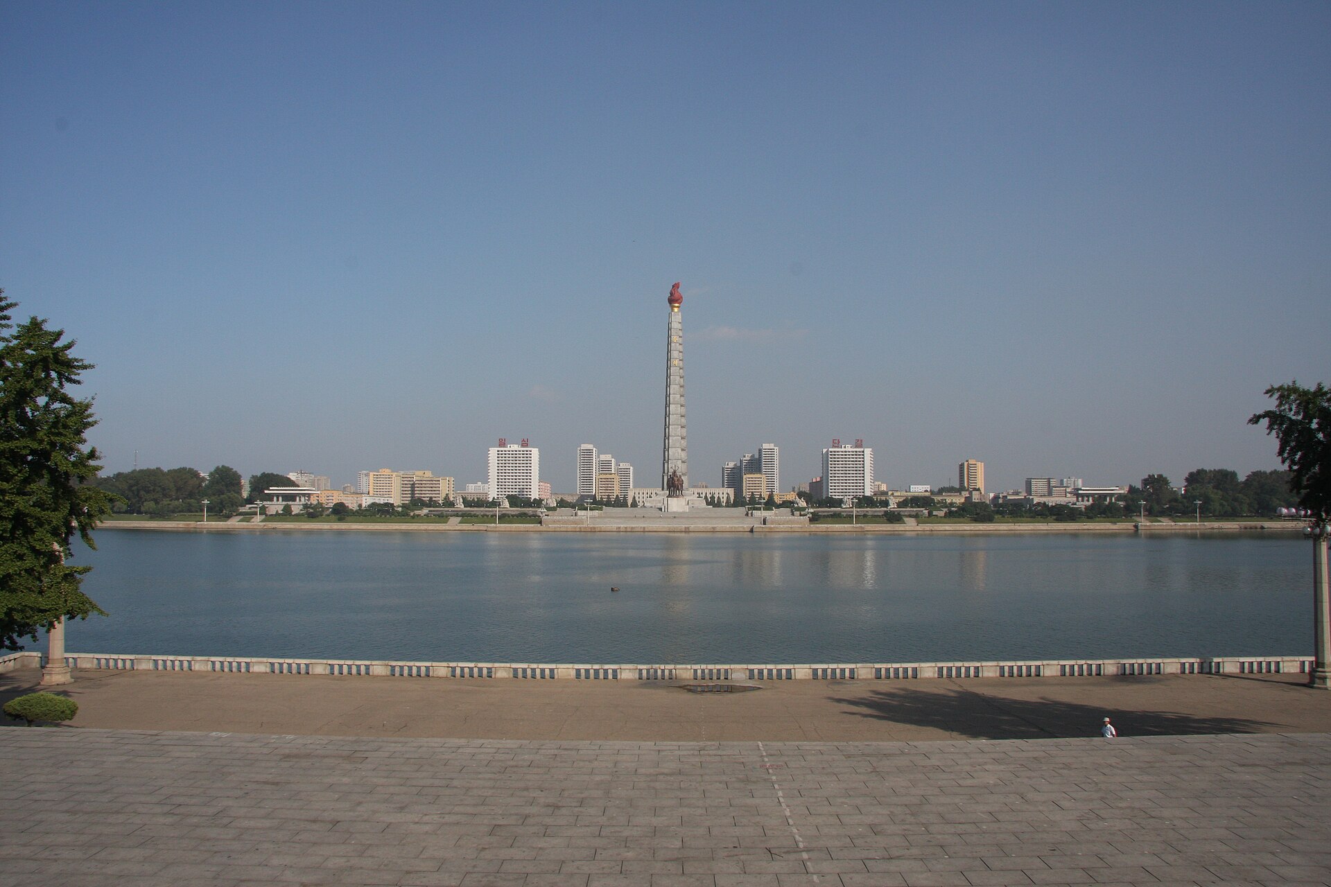 大同江と主体思想塔