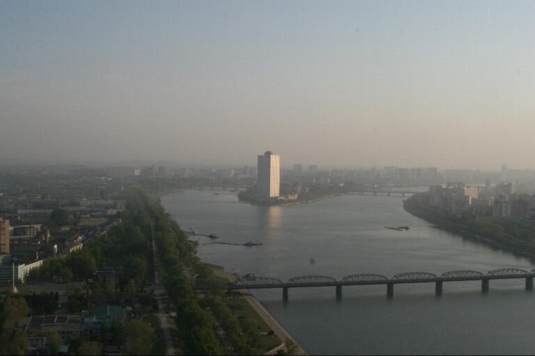 朝もやのなかの大同江と橋