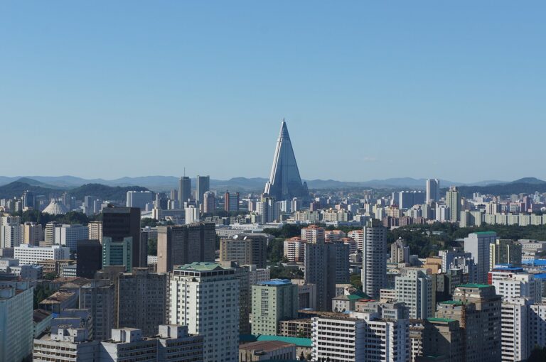 高層ビルの向こうに見える柳京ホテル