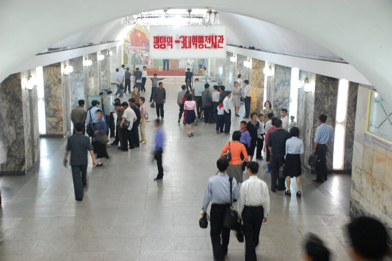 駅の出入口と人の流れ