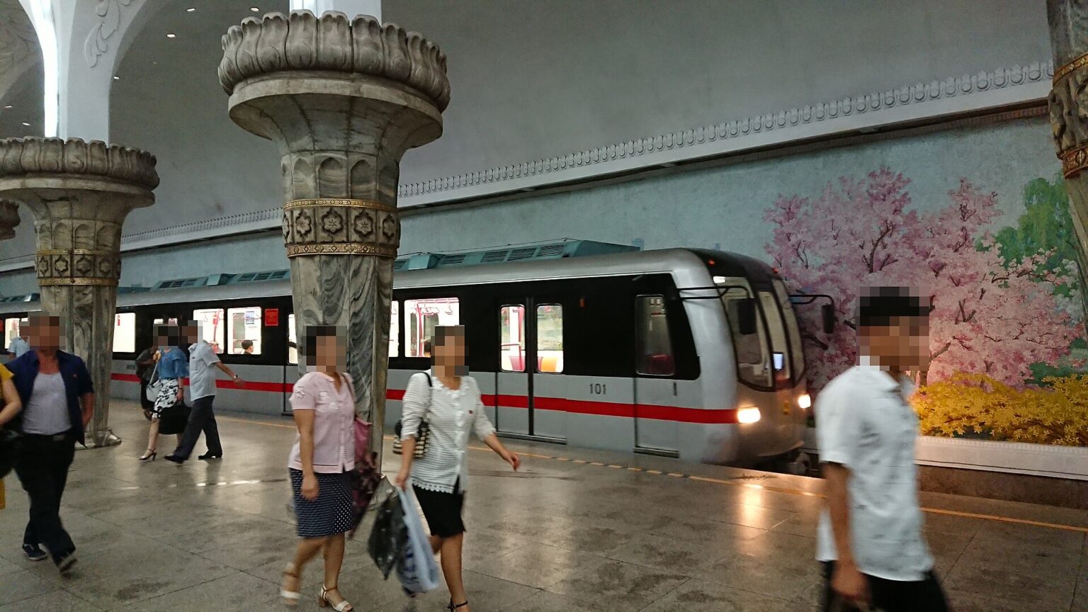 地下鉄駅のホームと停車中の車両