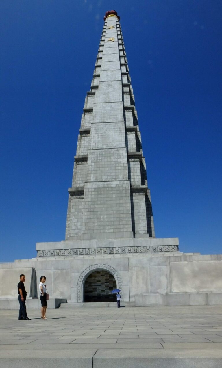 青空を背にした主体思想塔