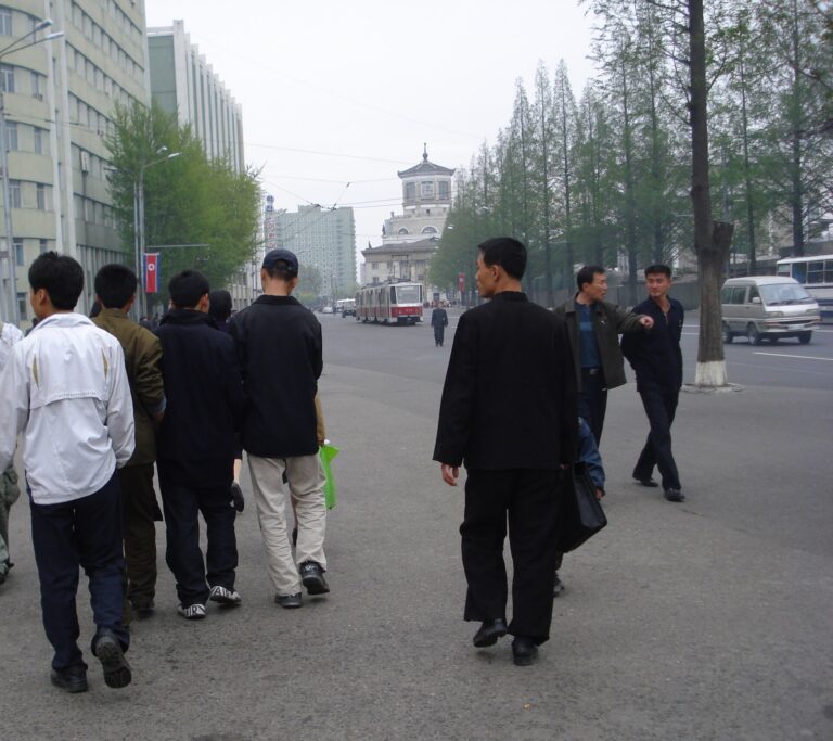 通りを歩く人々
