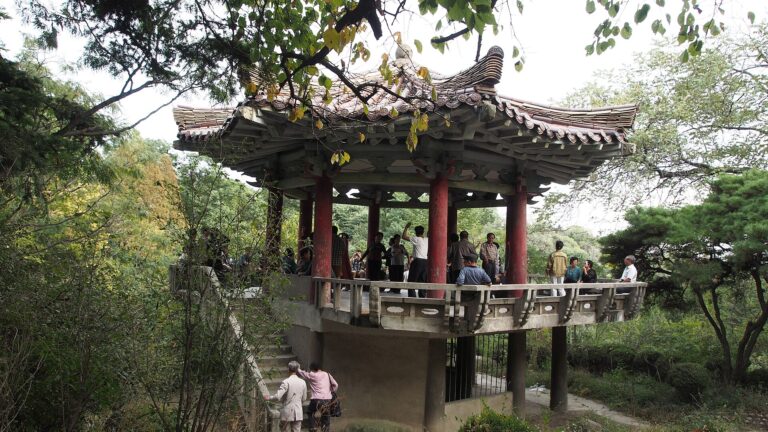 公園の東屋で休む人々