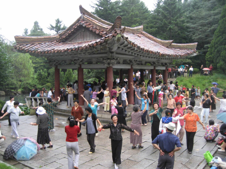 公園で踊る人々