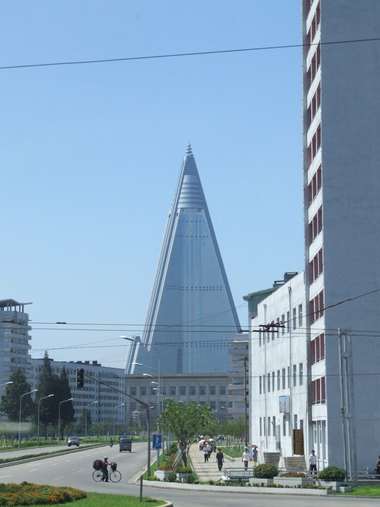 ガラス張りの柳京ホテル
