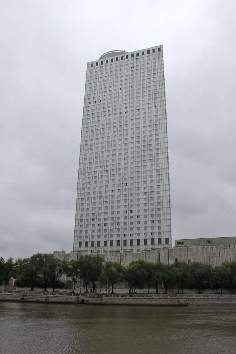 高層ホテルの外観