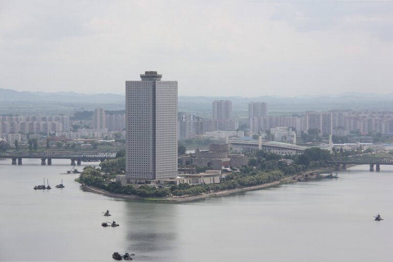 川沿いに立つ高層ホテル