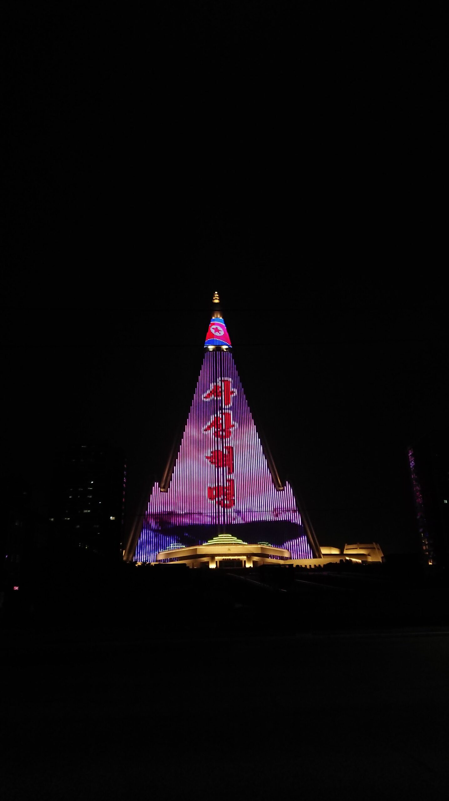 夜にライトアップされた主体思想塔