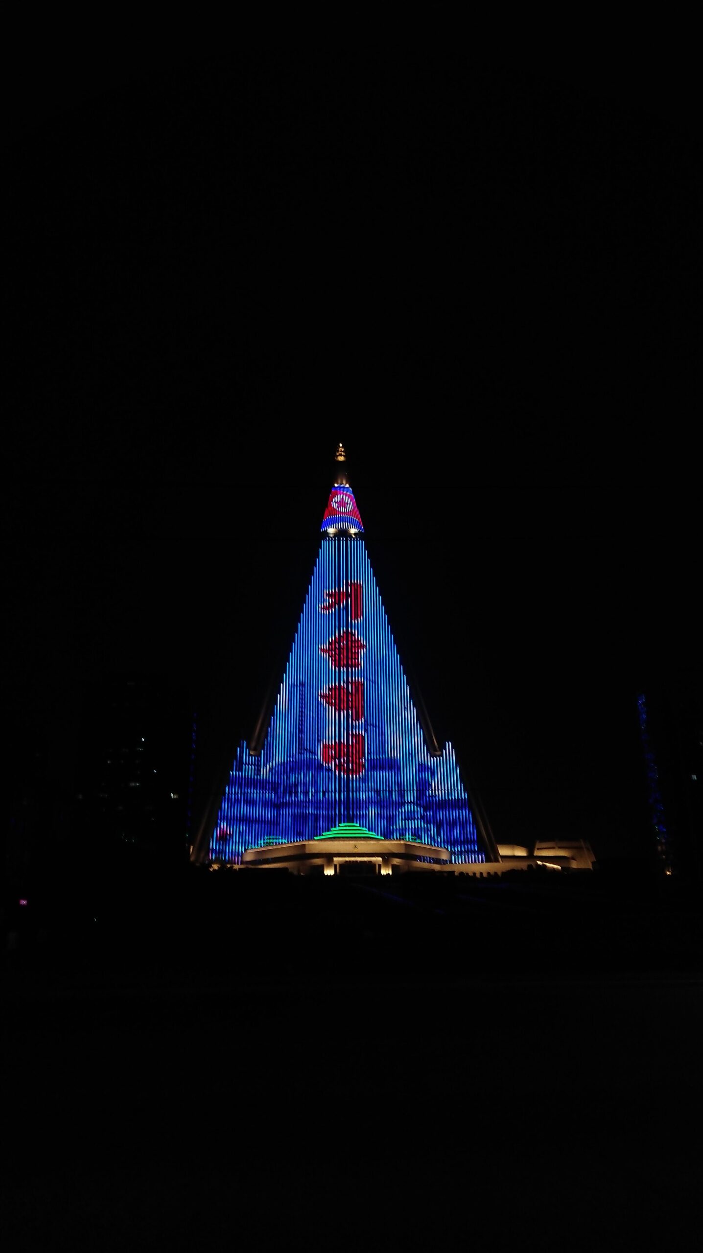 夜にライトアップされた平壌の主体思想塔